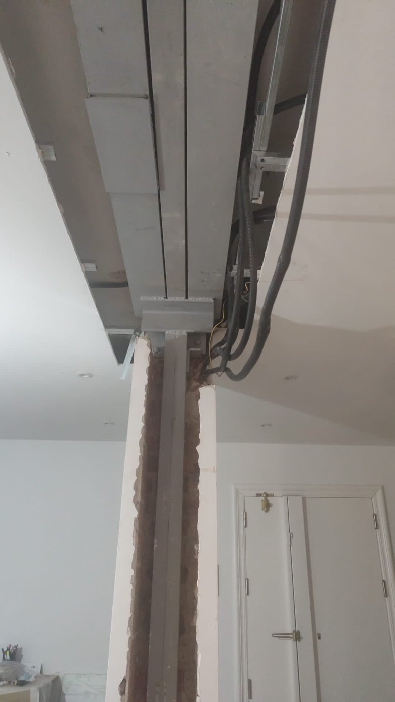 Detalle de una estructura metálica expuesta durante una intervención