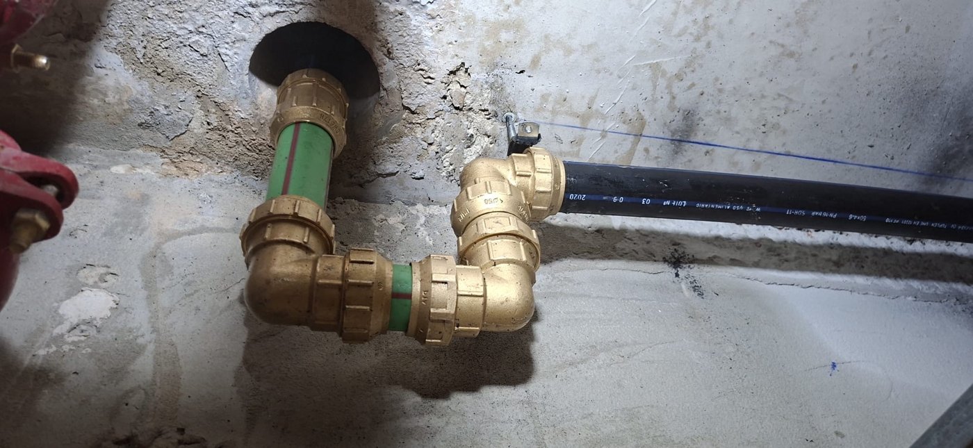Detalle de una instalación de tuberías con conexiones de latón