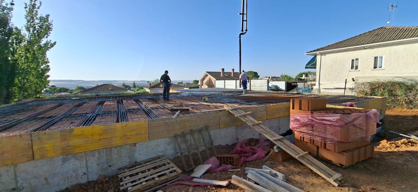 Forjado en construcción con bovedillas cerámicas y armadura de acero